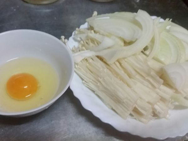 金針菇去除根部洗淨備用
洋蔥切絲
蛋打在碗內備用