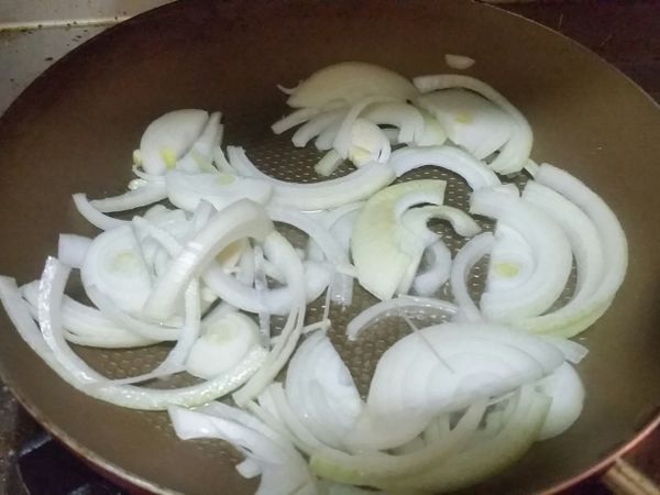 加入少許油
熱油後加入洋蔥爆香