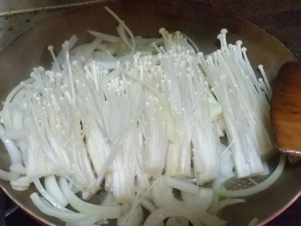 洋蔥散發出香氣時下金針菇

☆金針菇會出水，所以不需要額外加水☆