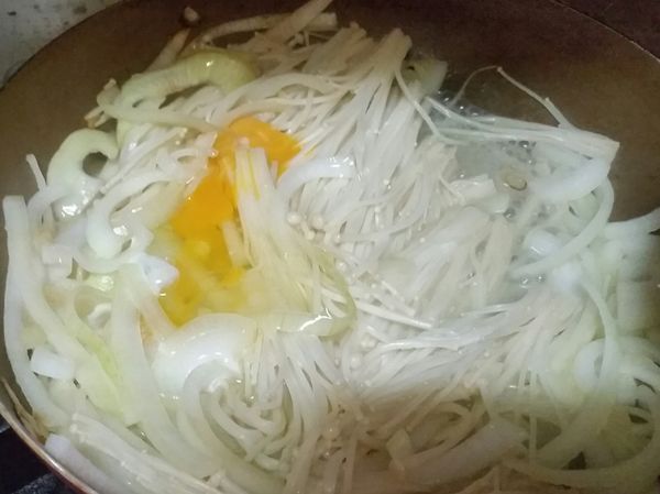金針菇慢慢出水&amp;洋蔥炒軟時
加入打散的蛋

☆喜歡蛋香可以使用2顆蛋☆