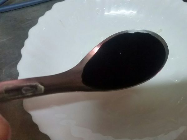 我是用這種扁湯匙
一湯匙醬油、一湯匙水
加入做調味