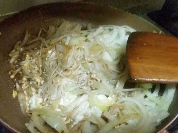 將食材和醬料伴均勻
稍微試吃看看
因為我沒有吃很鹹
所以喜歡重口味的朋友可以再加