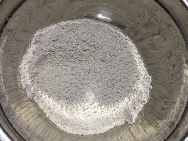 低筋麵粉、全麥麵粉、泡打粉拌勻過篩