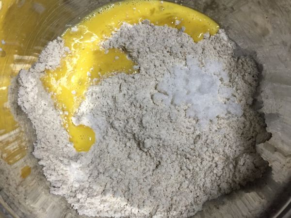 蛋打散只加25g，剩下蛋液用來刷表面。
加入橄欖油、鹽、糖、蛋液，用刮刀稍微拌至無粉狀。