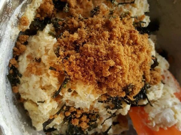 加入肉鬆、海苔，輕輕揉成糰。