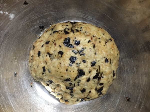 不要過度按揉，以免出筋影響口感，然後用濕布蓋住，鬆弛25～30分鐘。