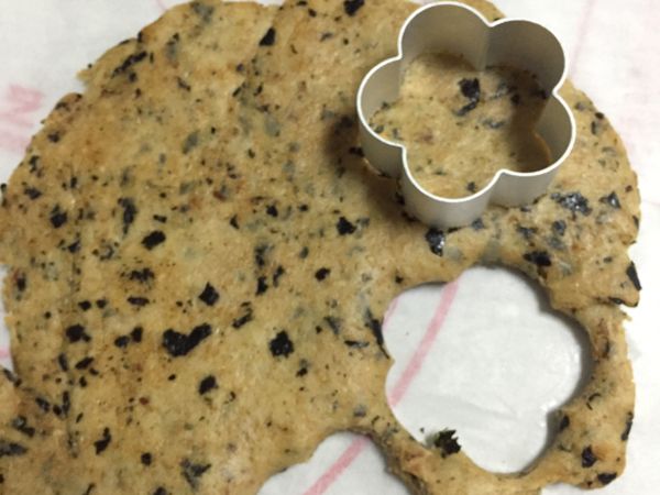 鬆弛好的麵糰桿平，厚度約1.5公分，用壓模壓出形狀。（我是用餅乾模壓的，也可以桿圓後切成六等份）