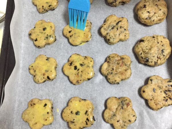 烤箱預熱 上/下火180度。
表面刷上蛋液，入烤箱烘烤20分鐘。
剩5分鐘取出再刷一次蛋液，轉上火200度，烘烤5分鐘就完成了。