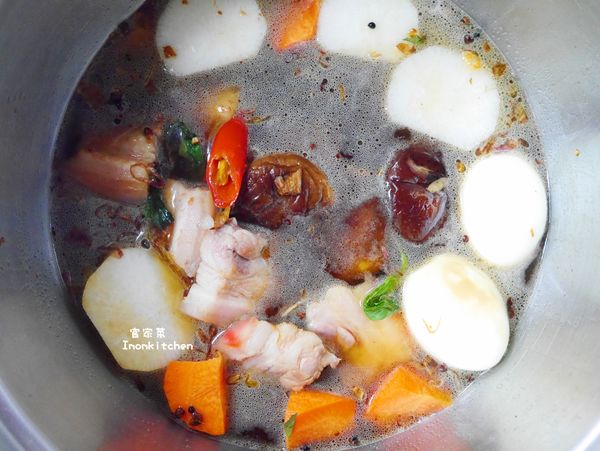 放入主食材B後，加入調味料的部份，同時移到電鍋裡按下煮飯開關，之後就一直煮到跳起變成保溫狀態就可以打開蓋子了，湯汁會有點少，但所有的食材郤已全然入味了