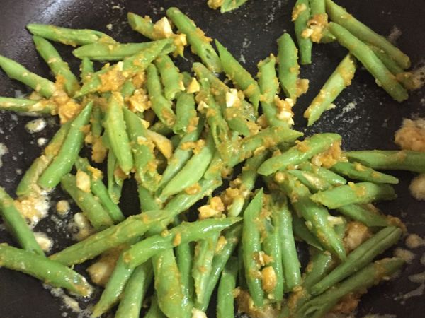 之後加入燙過半熟的四季豆及鹹蛋白下鍋拌炒