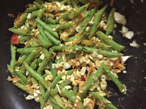 加入糖、辣椒（隨意）調味，糖主要是讓鹹蛋的味道提升，不要這麼死鹹～拌炒熟後即完成～