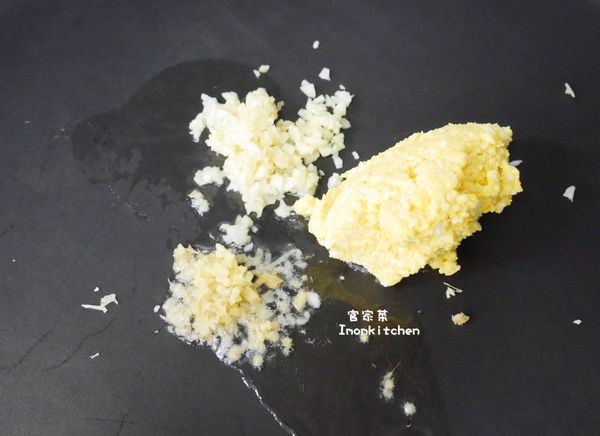 鍋子加入少許的沙拉油炒香薑碎、蒜頭碎及金沙泥