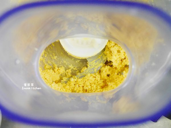 鹹蛋去殼後先以食物調理機打成泥備用