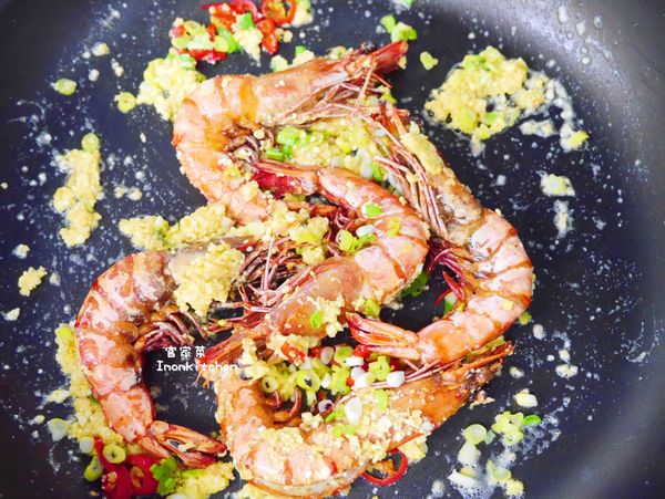 放入蔥花、辣椒、炸好的蝦子、少許的米酒及白胡椒粉簡單的翻炒個二、三下就可以盛盤了