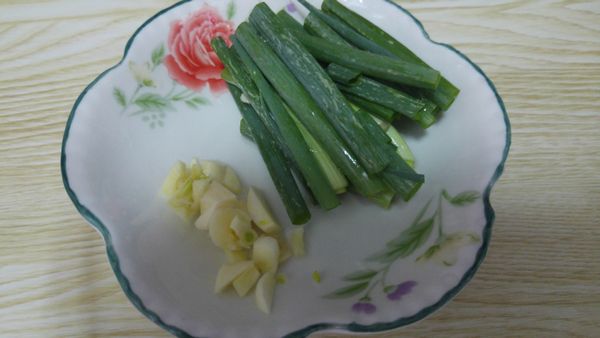 1.青蔥洗淨後切長段

2.蒜頭去膜後拍碎