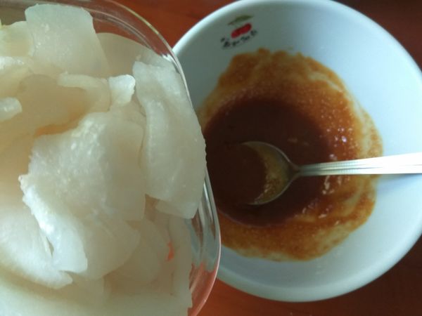仔細拌勻的醬汁要和壓去澀水的白蘿蔔片一起拌。