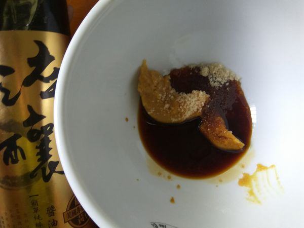 將味噌、砂糖和淬釀醬油露一起拌勻。