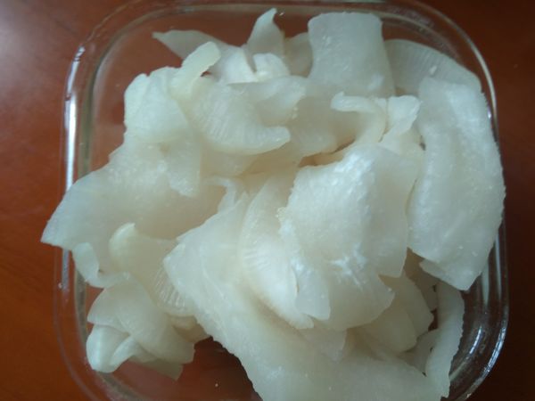 取出來的白蘿蔔薄片放置在保鮮盒裡。