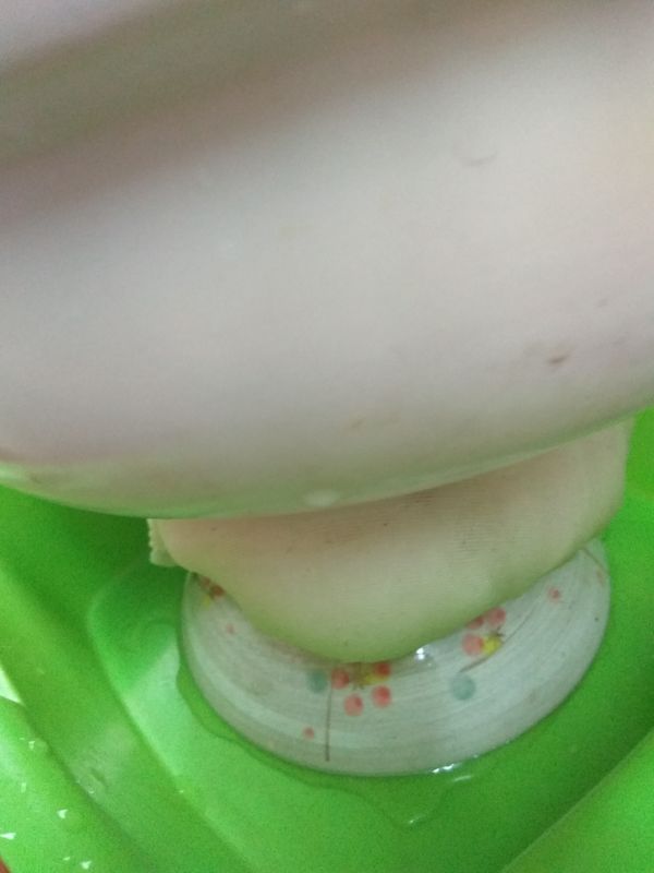 將豆漿袋的袋口扭轉緊，下放一深碗，上壓一鍋水，將白蘿蔔薄片裡的水份壓出來，這樣後續醬漬時就能輕鬆入味。大抵壓水的時間約半天到一天，端看蘿蔔薄片的水份含量而定。