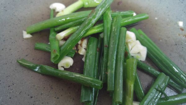 熱鍋，鍋內加入1大匙油，放入青蔥與蒜頭爆香，同時加入油蔥酥。