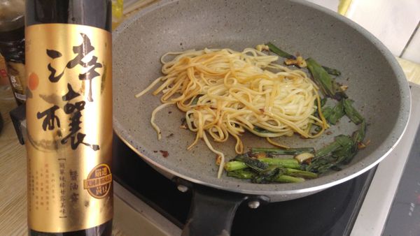 待蔥呈現卷曲狀後，火力轉成小火，將淬釀醬油+糖放入鍋中煮出醬香味。

最後加入事先燙好的麵條攪拌。