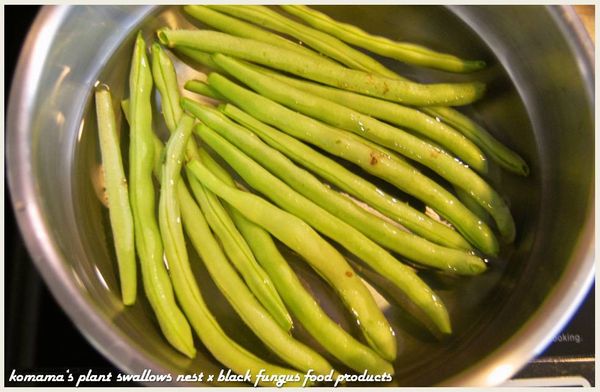 四季豆洗淨，放入加了鹽巴的滾水中川燙片刻，瀝乾水分後撈出備用。