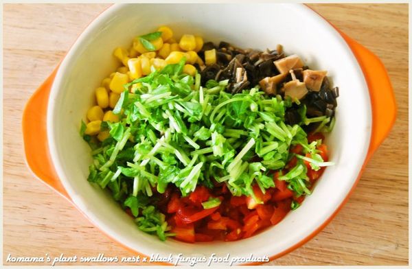 香菇昆布黑菇醬用菜刀剁碎，與切成丁狀的小番茄、分切成段的豌豆嬰及玉米粒
一同放入碗中。