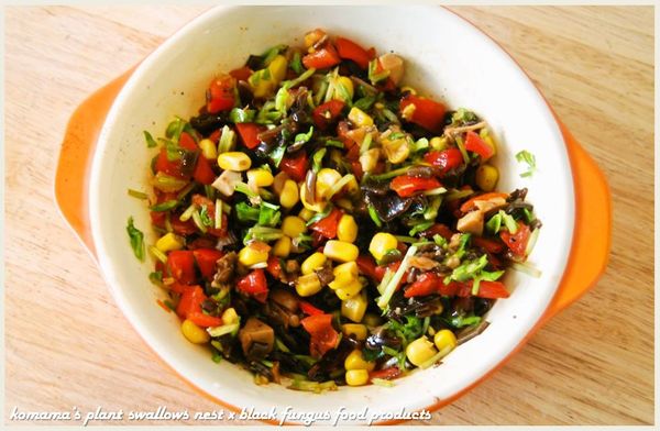 在碗中添加日式醬油、黑胡椒粒與紅辣椒粉後，將所有食材攪拌均勻。