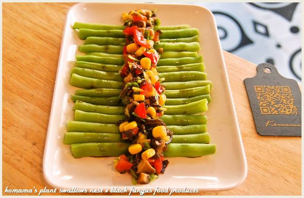 最後將步驟4的拌醬，直接澆淋在四季豆上，吃來鹹香甘甜無負擔。