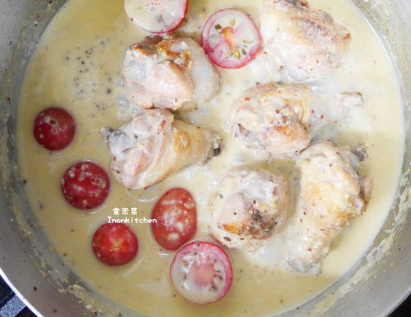 加入法式芥末子醬及小蕃茄持續的以小火慢慢的煮同時再稍微的調味一下