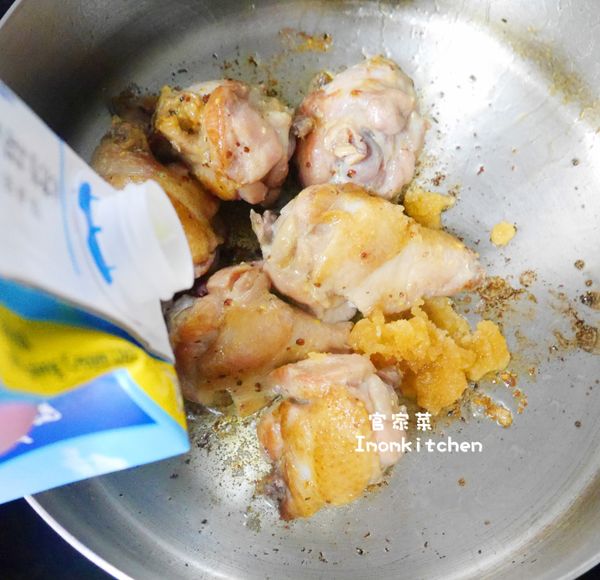 加入蒜頭碎炒香後再加入鮮奶油及水以小火慢慢的煮至雞肉入味