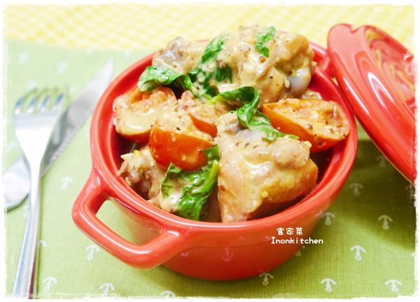 成品快完成時再加入九層塔並關火使用醬汁的餘溫將九層塔的香氣給帶出來就可盛盤了