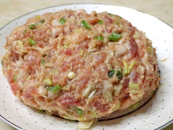 絞肉拌入蔥末及芹菜末攪拌均勻備用