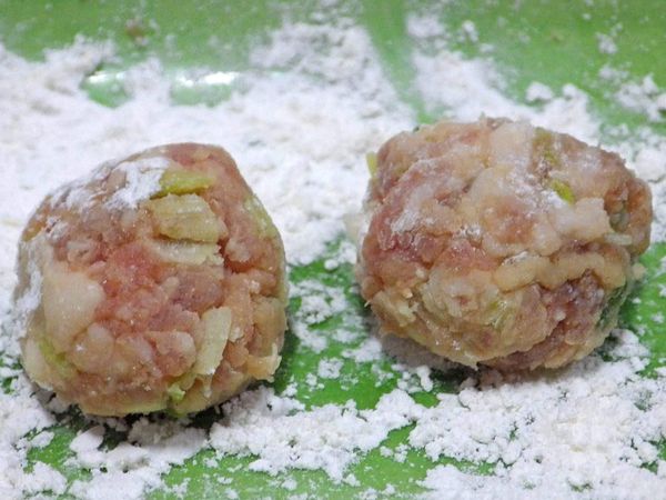 把絞肉捏成顆顆小丸子，沾上薄薄的低筋麵粉