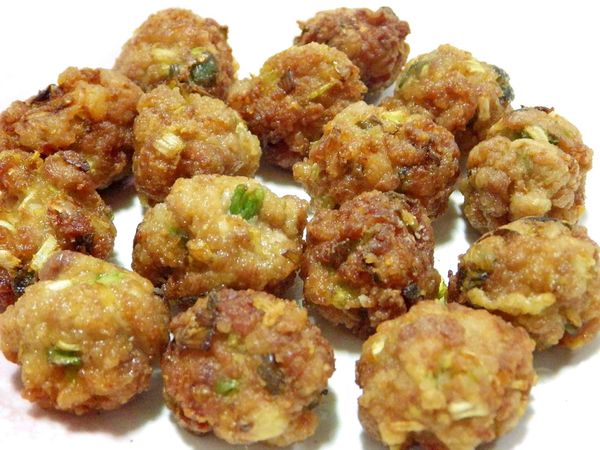 油炸金黃上色後瀝油備用