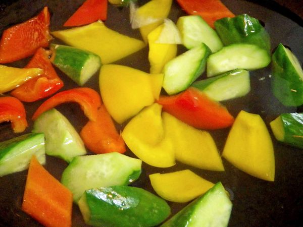 彩椒及小黃瓜川燙後撈起備用