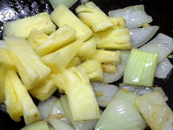 一匙油爆香蒜末，下洋蔥拌炒，接著入鳳梨