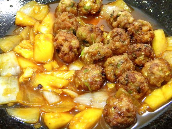 煮至稍微收汁後加入砂糖及肉丸子