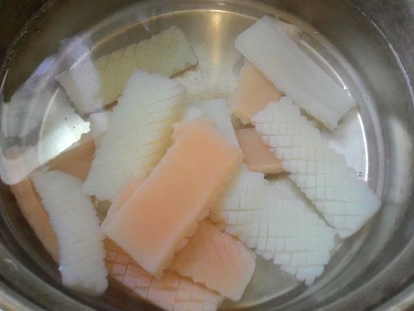 煮一鍋熱水，燙熟蒟蒻後備用。