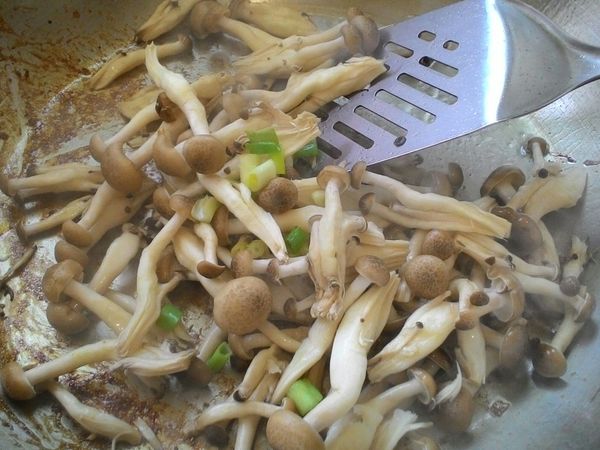 原鍋加1/2匙油，將鴻喜菇與青蔥齊炒，等到鴻喜菇有香味釋出並出水軟化。