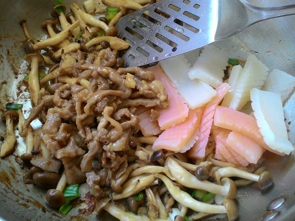 即可加入之前炒好的肉絲與燙熟的蒟蒻拌炒一下。