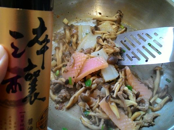 鍋中加入1匙醬油，6克的糖，50 c.c的開水，米酒1/2匙，讓所有食材燒一下，收汁即可。