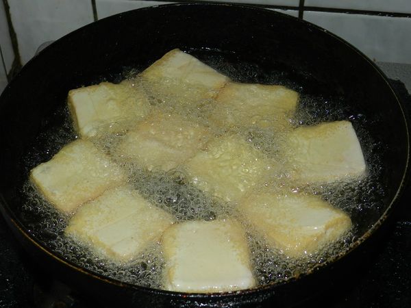 臭豆腐先洗淨，火溫約160度時下鍋油炸