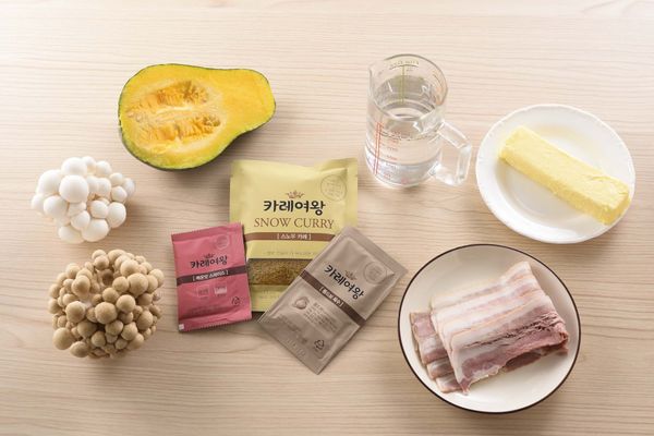 食材大集合。培根切細丁備用。