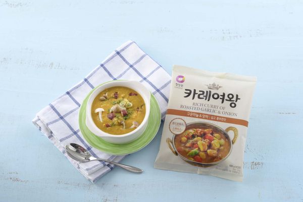 盛碗後，撒上培根，加入少許鮮奶油及巴西里葉碎裝飾。