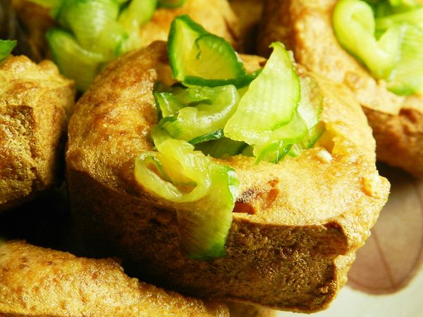 小黃瓜做法：1、先用刨刀刨片，然後抓點鹽去苦水；2、去除苦水後，醃料與小黃瓜抓勻，就可以放入冰箱囉！
在臭豆腐的洞洞裡可以先放入自己喜歡的醬汁，老公放入辣豆瓣醬，然後再放上小黃瓜，一口一個，讚不絕口！