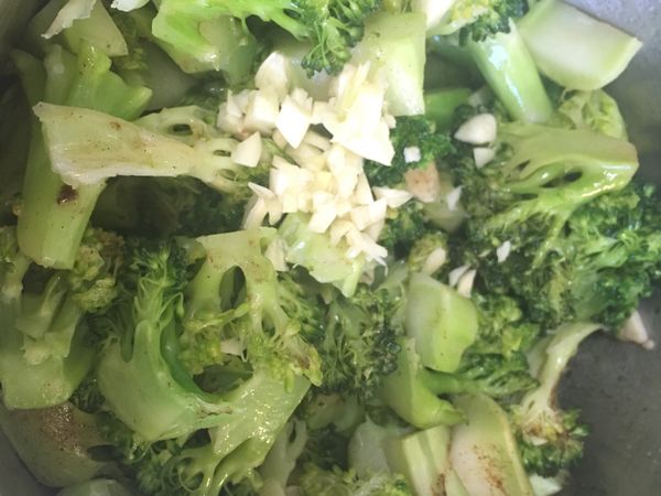 綠花椰菜清洗切塊
選用O牌玄米油避免油煙（發煙點為250度）
蓋上鍋蓋炸，適時打開用夾子翻炒
------最後調味------
適量蒜末
適量小蘑坊鹽酥雞椒鹽調味粉