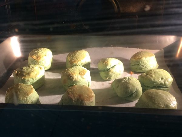 烤箱200度預熱7分。表面刷上蛋液，用210度烤約17分。