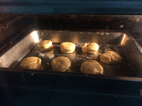 烤箱210度預熱7分。表面刷上蛋液，210度烤約18分。