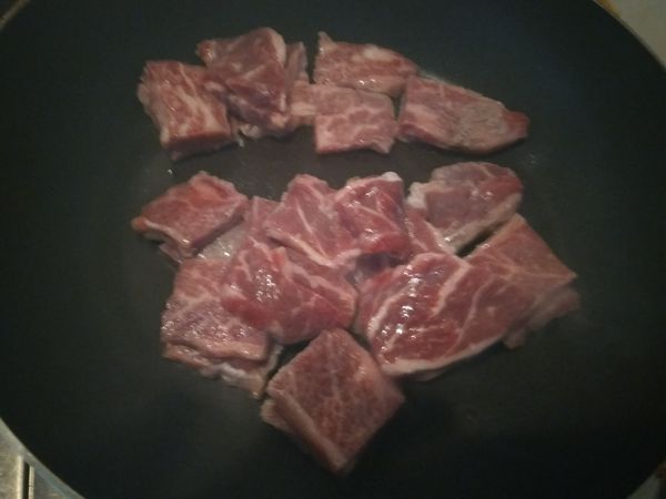 加熱平底鍋，將牛肉沖洗一下，切成大塊，我使用的是燒烤用的厚度，所以就切成5cm寬的大小，放入牛肉煎到雙面沒有血水。